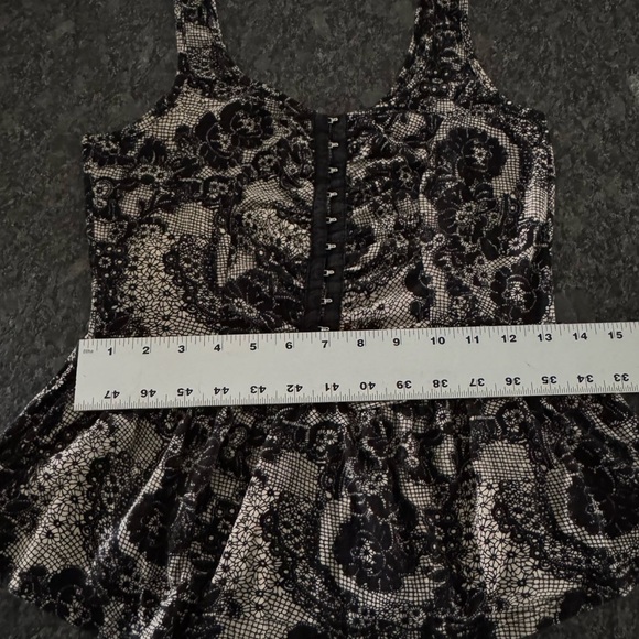 KIRRA HOOK AND EYE CLOSURE LACE PRINT CORSET STYLE PEPLUM TANK SIZE MED - Picture 8 of 10